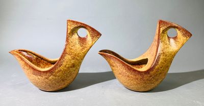 deux vases bruns posés l'un à côté de l'autre sur une table