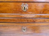 une commode en bois surmontée d'un miroir