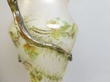 un vase en verre avec un oiseau sur une table