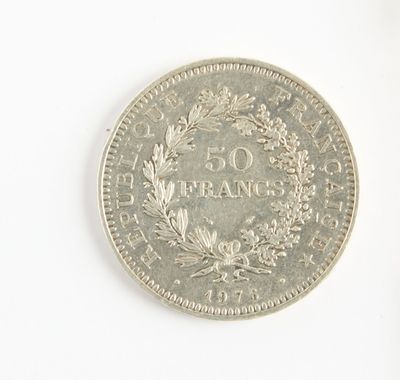 gros plan d'une pièce de monnaie sur une surface blanche avec un fond blanc