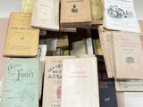 de nombreux livres anciens empilés les uns sur les autres sur une table