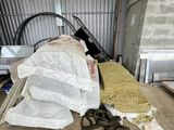 un tas d'objets par terre dans un garage