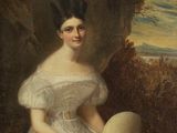 portrait d'une femme en robe blanche tenant un chapeau blanc