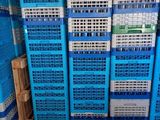 une grande pile de caisses bleues et blanches dans un entrepôt