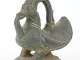 une statue représentant un oiseau perché au sommet d'un socle
