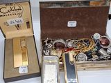 une boîte contenant de nombreux bijoux