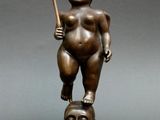 statue en bronze représentant un garçon tenant un bâton au-dessus de la tête d'un homme