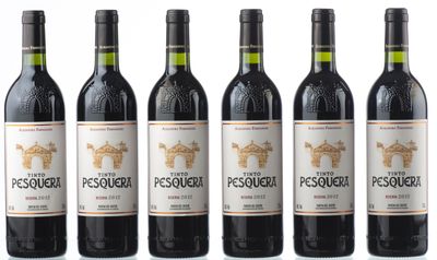 cinq bouteilles de vin rouge sont alignées les unes à côté des autres