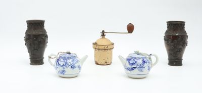 Lot comprenant: paire de vases en alliage cuivreux patiné à …
