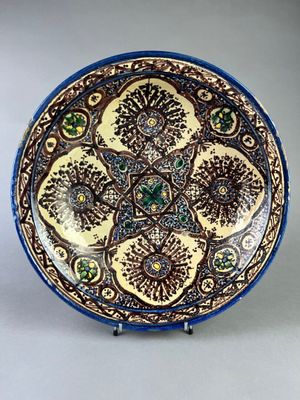 Gothar Plat creux en faïence polychrome à décor de motifs fl…