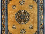 un tapis jaune et bleu orné d'un motif en médaillon