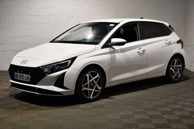la photo d'une voiture blanche garée dans un garage