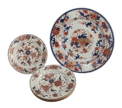 un lot de trois assiettes ornées de motifs floraux