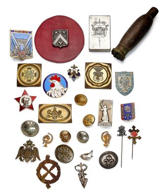 de nombreux types de badges et d'épingles sur une surface blanche