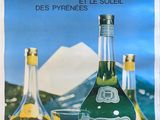 une publicité montrant une bouteille d'alcool et deux verres posés sur une table