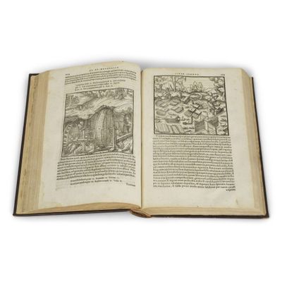 un livre ouvert sur lequel figure l'image d'un château