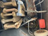 un tas de bois à l'arrière d'un camion