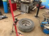 un diable rouge garé dans un garage