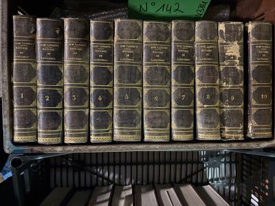 beaucoup de vieux livres sur une étagère dans une pièce