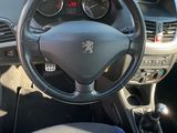 l'intérieur d'une voiture avec un volant, un tableau de bord et la planche de bord