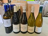 plusieurs bouteilles de vin sont alignées sur une table