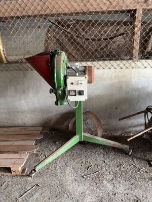 une machine posée par terre à côté d'un tas de bois