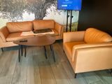 un salon avec deux canapés et une table basse devant une télévision