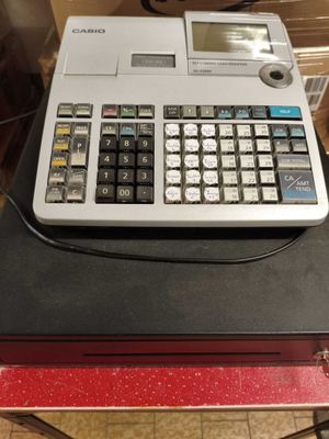 une calculatrice posée sur une pile de livres