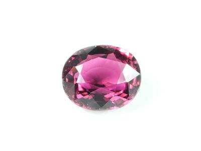 une tourmaline rose sur fond blanc