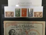 Deux types de timbres différents sont exposés dans une vitrine.