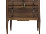 une image représentant une commode en bois surmontée d'une horloge