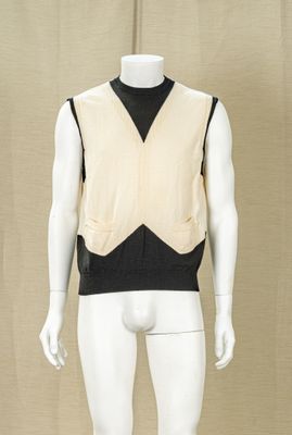 un mannequin vêtu d'une tenue noire et blanche