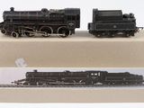 deux trains miniatures exposés sur une surface blanche
