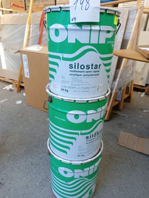 une pile de trois seaux de peinture posés par terre