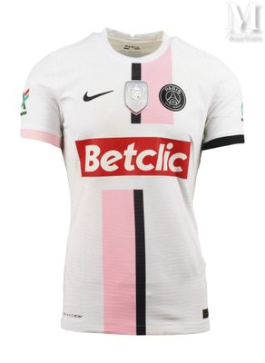 une chemise blanche avec des rayures roses et noires sur la poitrine