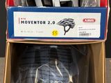 deux cartons de casques sont empilés l'un sur l'autre