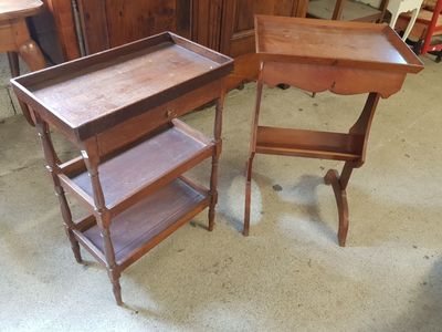 deux tables en bois et une étagère dans une pièce