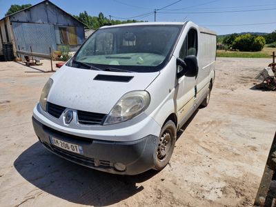 une camionnette blanche garée dans la poussière