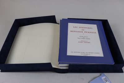 une boîte bleue contenant un livre, posée sur une table