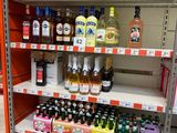 de nombreuses bouteilles d'alcool sur les étagères du magasin