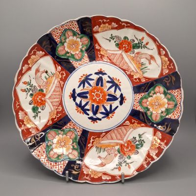 JAPON Plat en porcelaine émaillée polychrome, décor chrysant…
