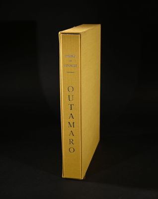 un livre jaune posé sur une table noire