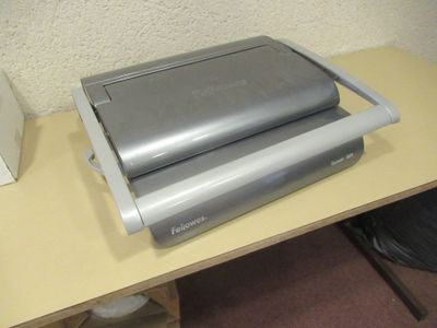 une photo d'un grille-pain posé sur un bureau dans un bureau