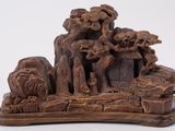 une figurine représentant un groupe de singes sur un rocher