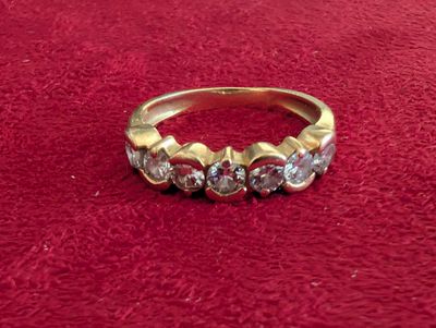 Alliance or jaune sertie de 7 diamants environ 1,20 cts - TD…