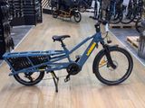 un vélo bleu exposé dans un magasin