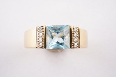 une image d'une bague avec une topaze bleue entourée de diamants