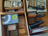 une boîte remplie de livres posée sur un plancher en bois