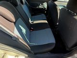Les sièges arrière d'une petite voiture sont vides sur le parking.