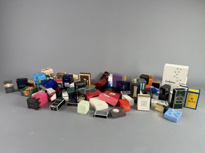beaucoup de parfums différents sur la table